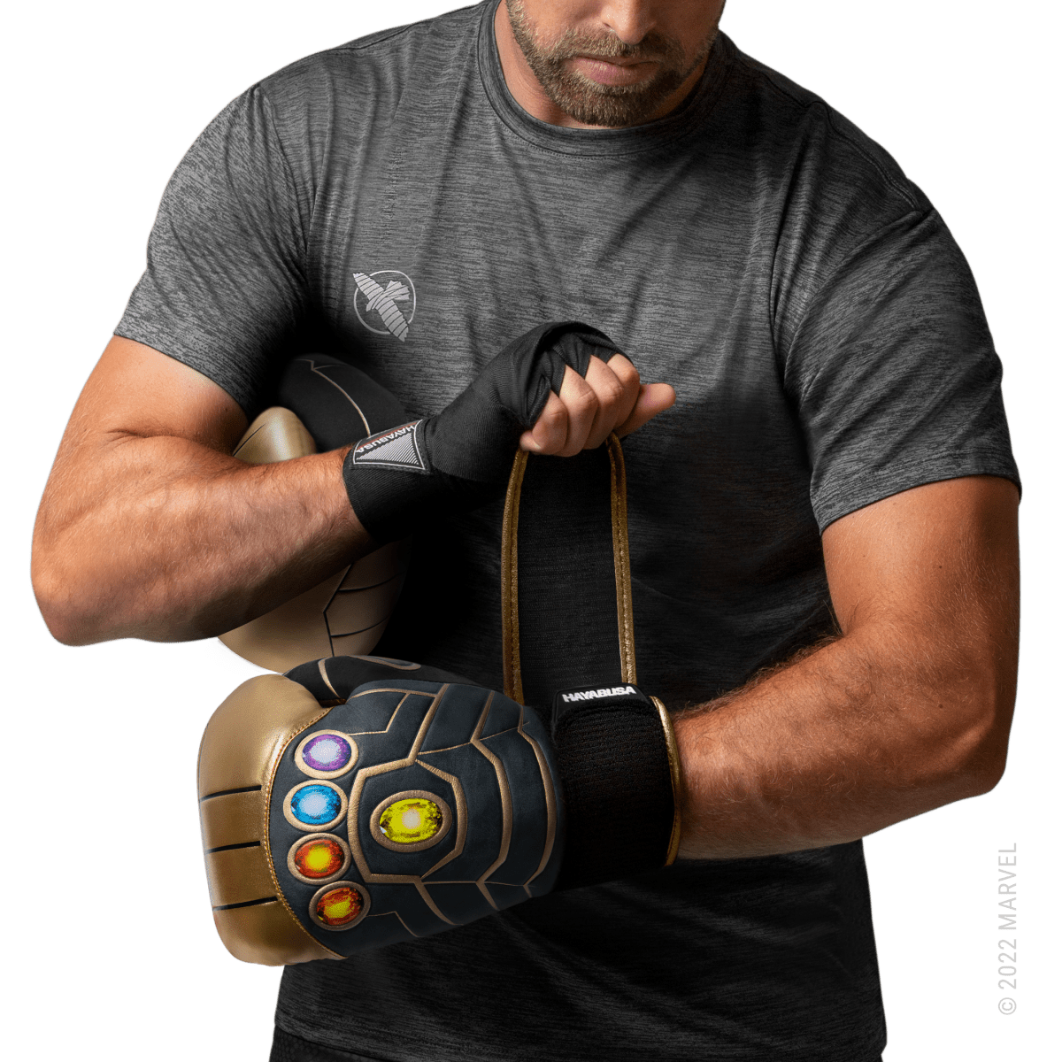 Sportiv care poartă mănuși aurii și negre Hayabusa Marvel Thanos în poziție de gardă