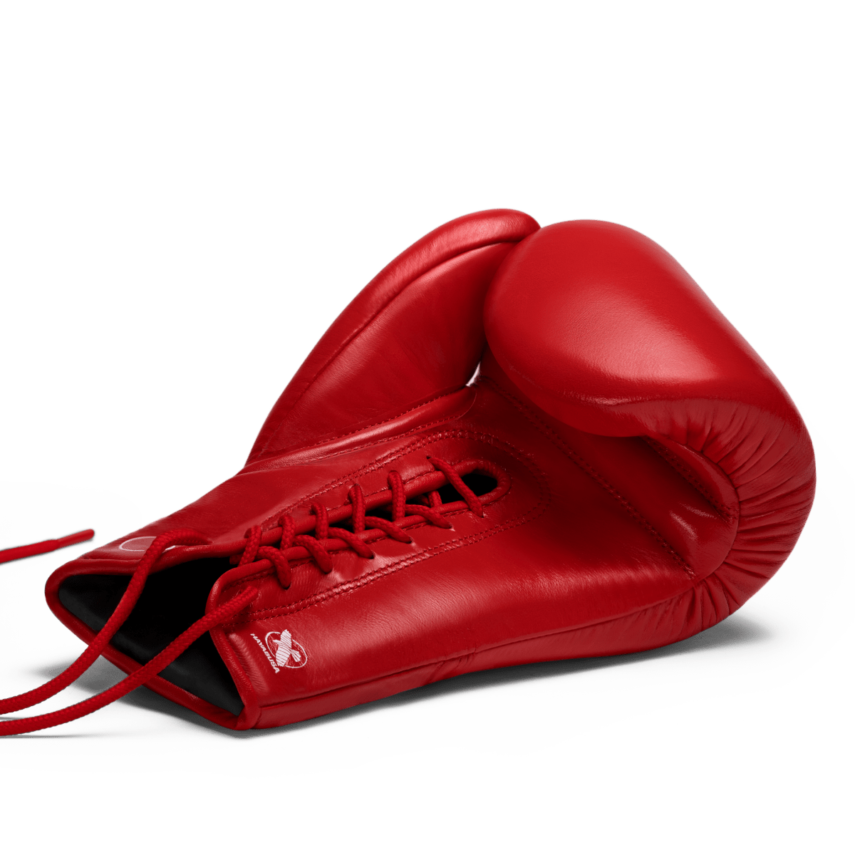 Close-up van het traditionele vetersluitingssysteem op de rode Hayabusa Pro Lace-handschoen