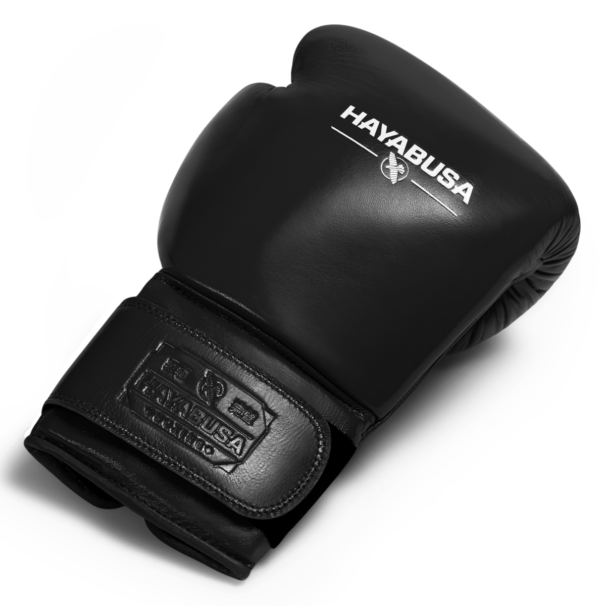Enkel svart Hayabusa Pro boxningshandske i toppnarvt läder, placerad i profil