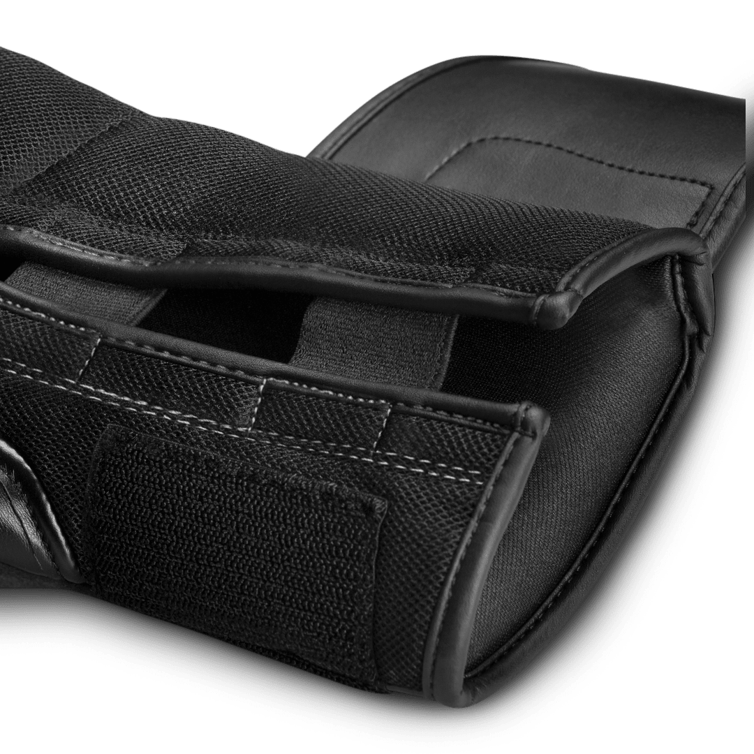 Detail of the strap closure of the gray Hayabusa S4 glove