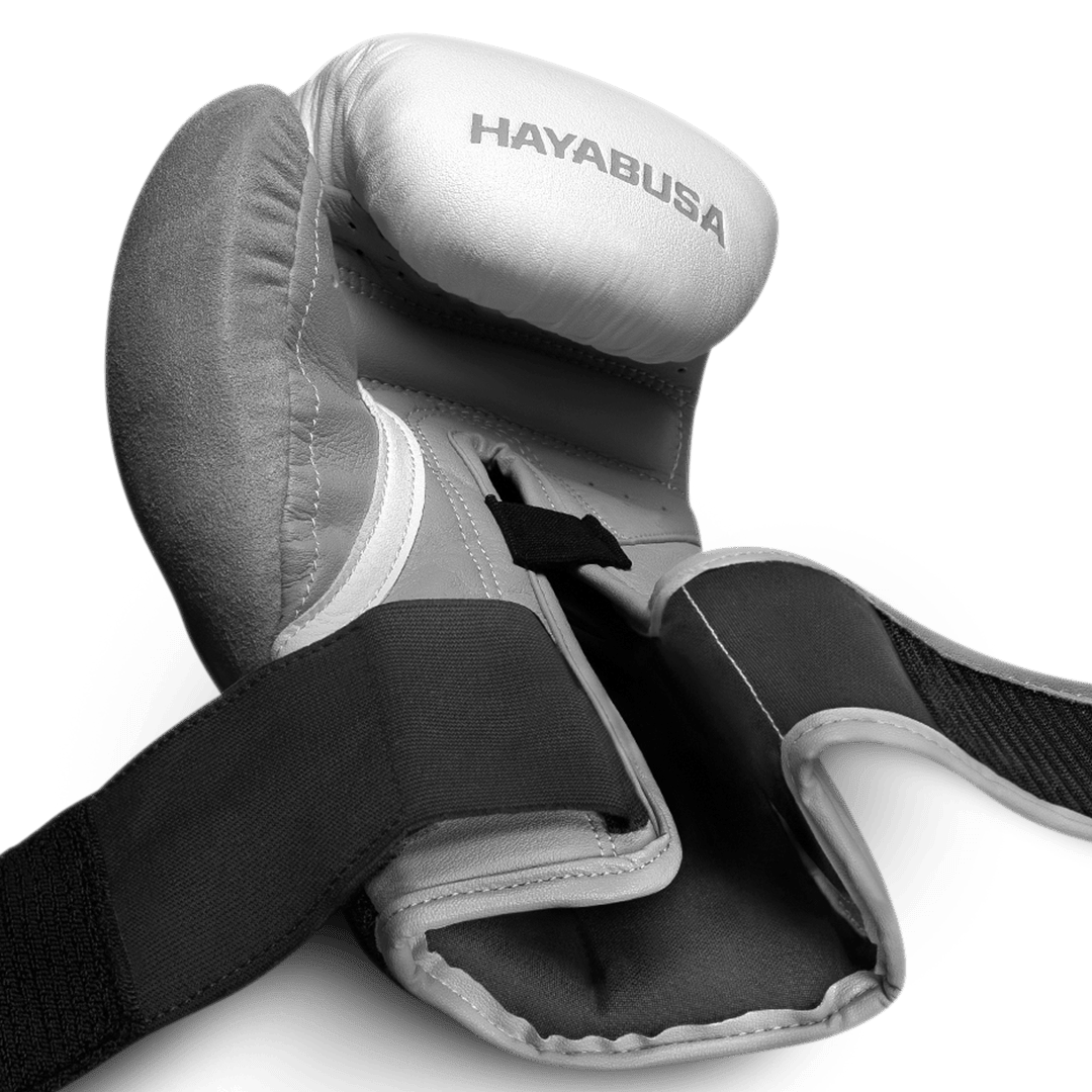 Zicht op de open sluiting van de witte en grijze Hayabusa-handschoenen