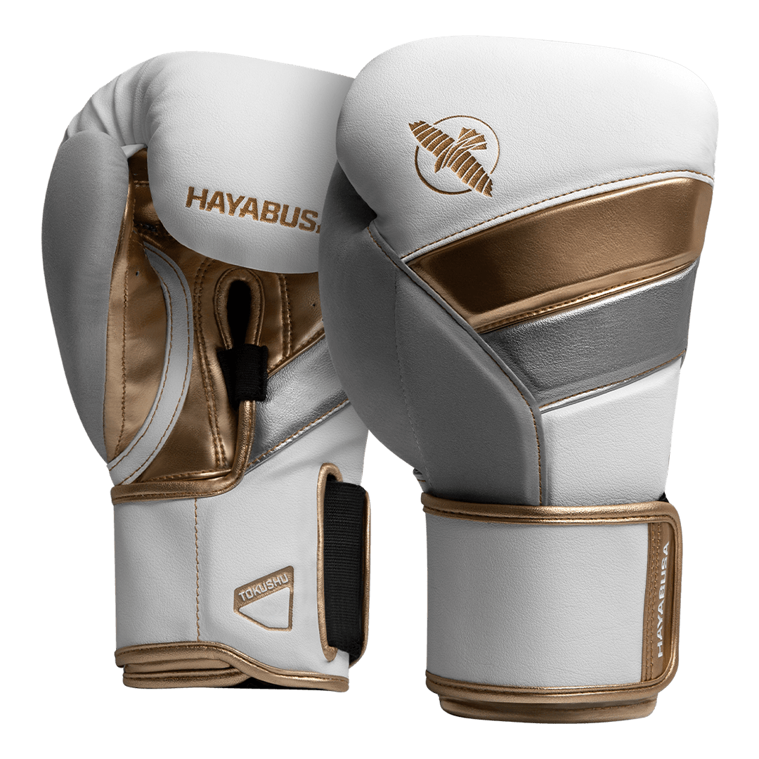 Paar witte Hayabusa T3 bokshandschoenen met gouden details