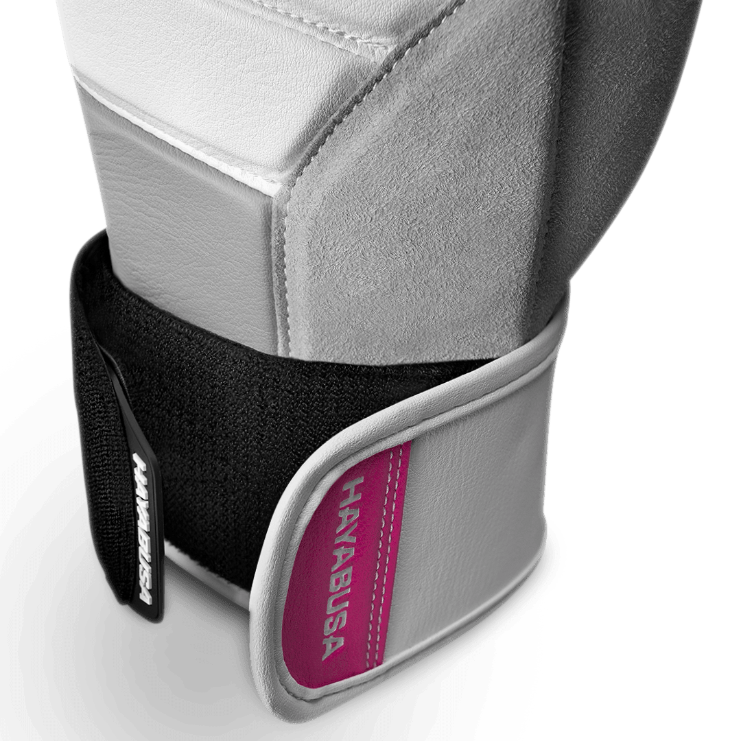 Detail van de pols van de witte en roze handschoenen