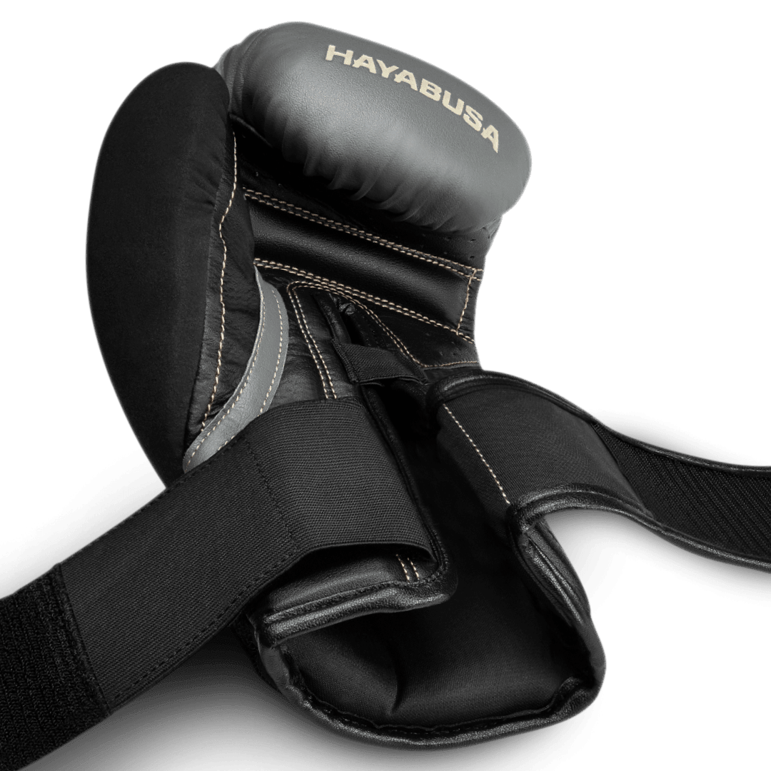 Open bandjes van de grijze en zwarte Hayabusa T3-handschoenen