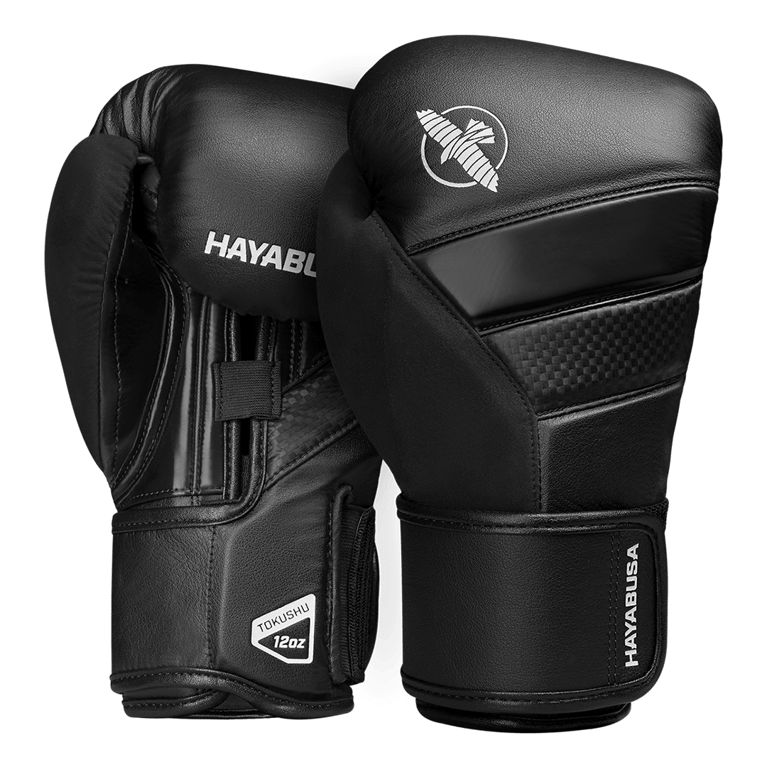 Paar geheel zwarte Hayabusa T3 bokshandschoenen.