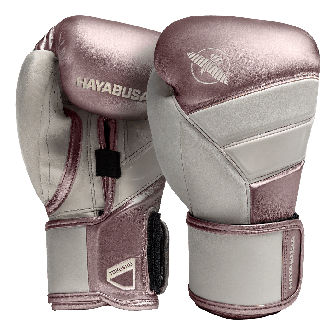 Paar Hayabusa T3-handschoenen in metallic roze met gouden inzetstukken.