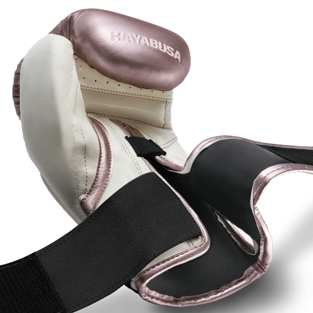 Open klittenbandsluiting van de roze en gouden variant.