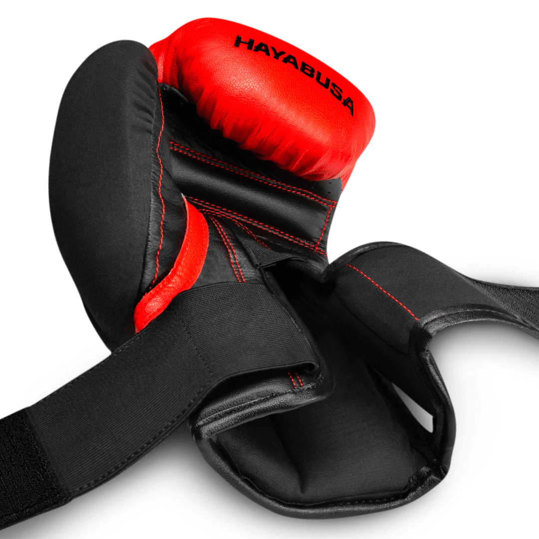 Open scheursysteem van de rood/zwarte handschoenen