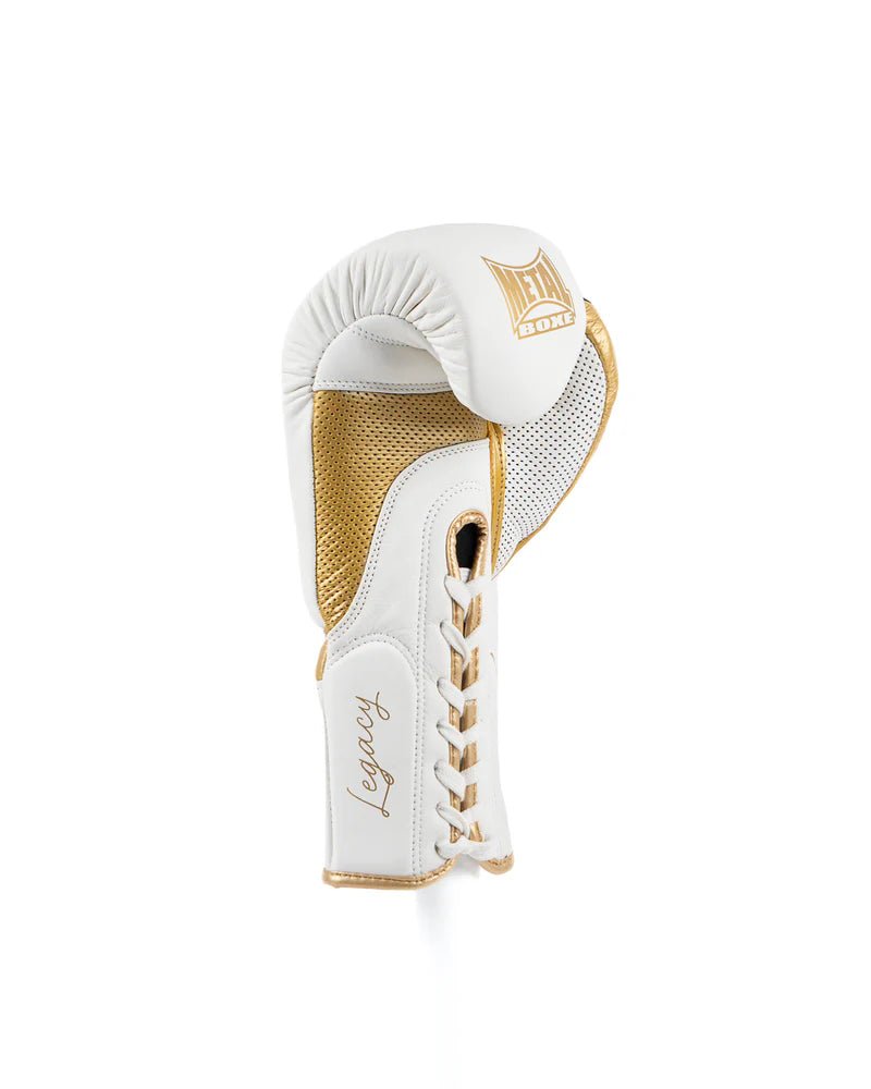 Vista de perfil da luva de boxe Legacy Metal branca, estabilidade do pulso e dos nós dos dedos