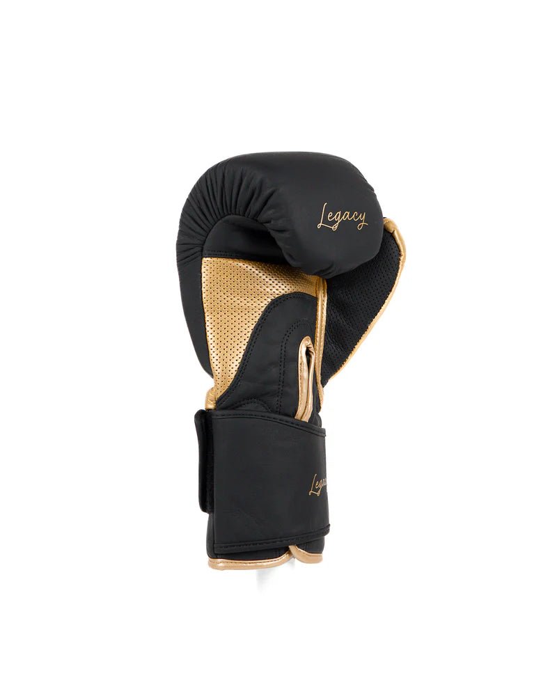 Vista lateral da luva preta de metal Boxing Legacy Sparring, detalhe de faixa de velcro reforçada