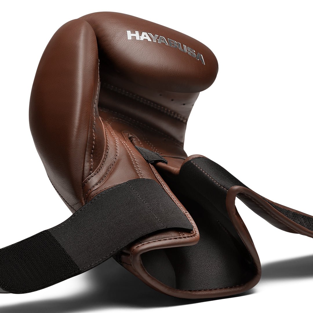 Detail van het losgemaakte sluitsysteem op de bruine Kanpeki-handschoenen