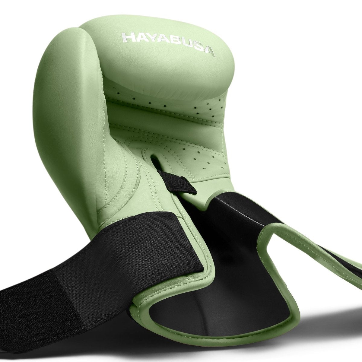 Technisch detail van de losgemaakte sluiting van de groene Kanpeki-handschoen