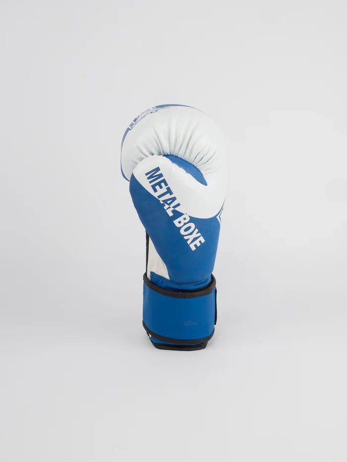 Vedere laterală a mănușilor de box metal albastre, detaliu de închidere cu velcro
