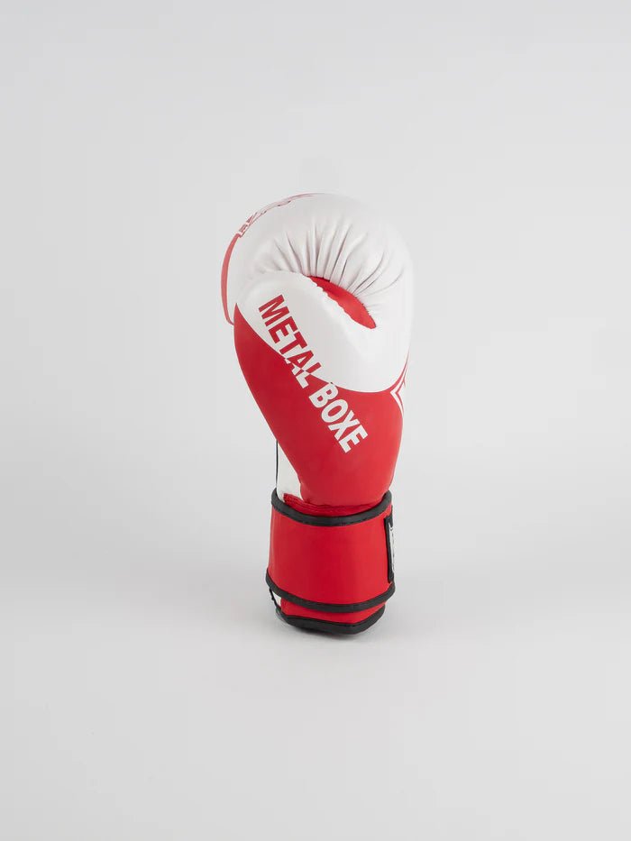 Vedere laterală a mănușilor de box metal roșii, concentrați-vă pe protecția degetelor