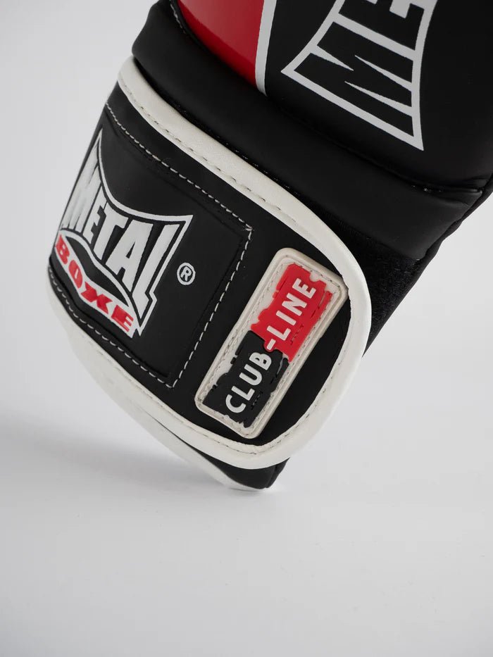 Sidovy av Metal Boxing Club Line-handskarna, fokusera på kardborrstängning och handledsstöd