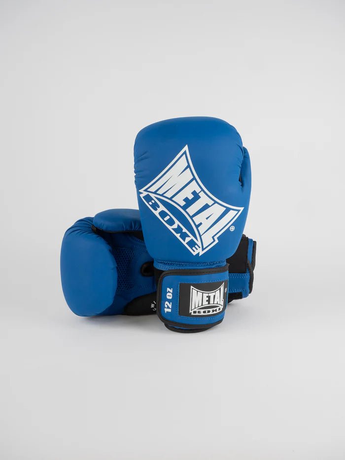 Vista frontal das luvas azuis de competição de boxe de metal