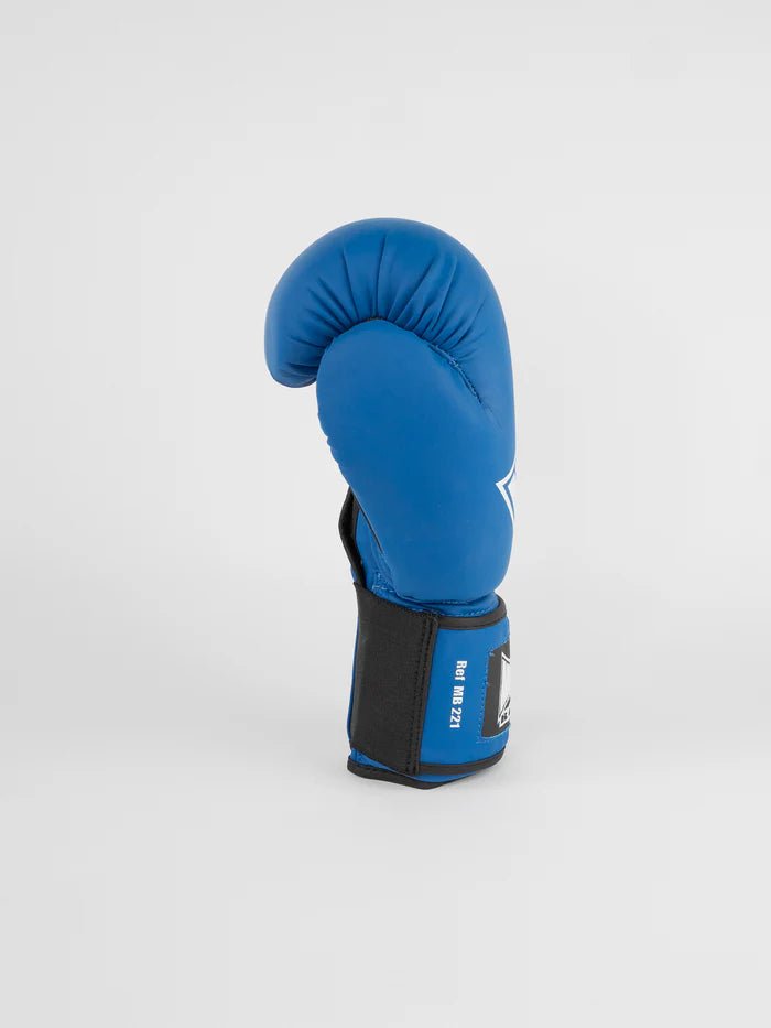 Vista lateral de luvas de boxe de metal azul, detalhe de proteção de articulação