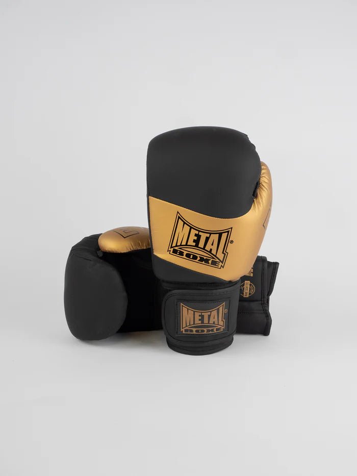 Vooraanzicht van zwarte en gouden Metal Boxing Competition EV1-handschoenen