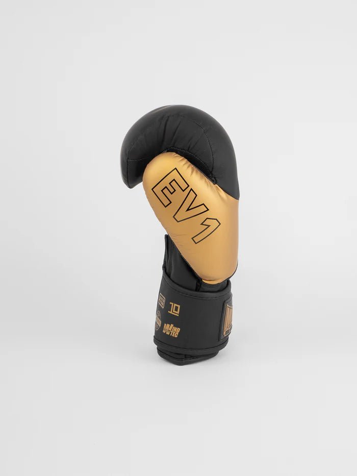 Zijaanzicht van Metal Boxing EV1 zwartgouden handschoenen, EVOTECH ergonomisch technologiedetail