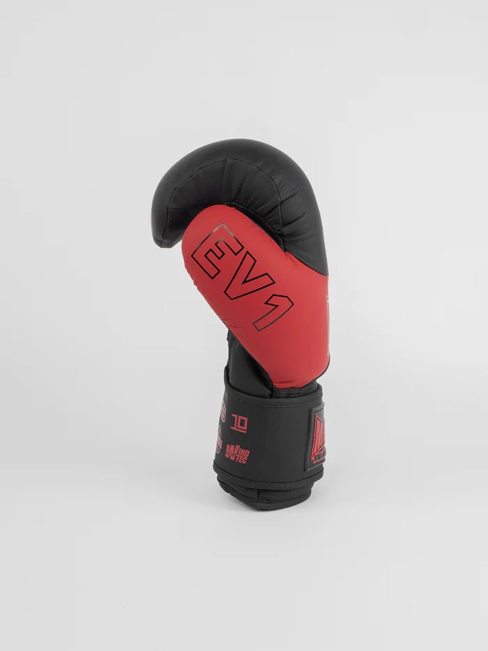 Zijaanzicht van Metal Boxing EV1-handschoenen, zwart en rood, detail van platte zijgebieden