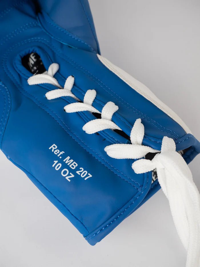 Detail van het traditionele vetersluitingssysteem van de blauwe Metal Bokshandschoenen