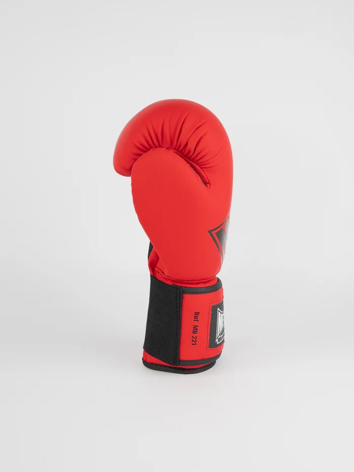 Vista lateral de luvas de boxe de metal vermelho, detalhe de suporte de pulso