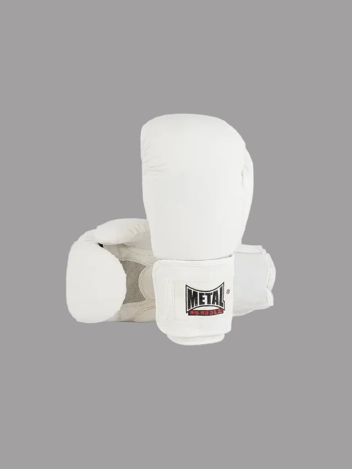 Vedere frontală a mănușilor Metal Boxing Competition White Light din PU alb mat