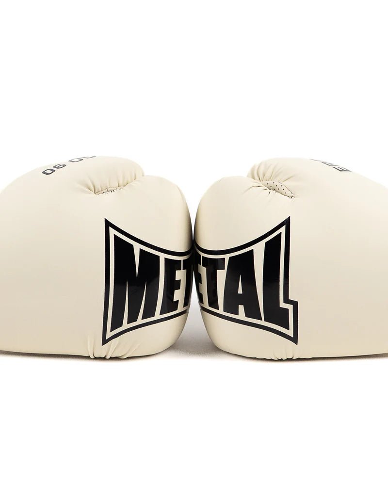 Luvas Metal Boxing Ergo 90 bege lado a lado com detalhe da inscrição Metal Boxe completa nos nós dos dedos.