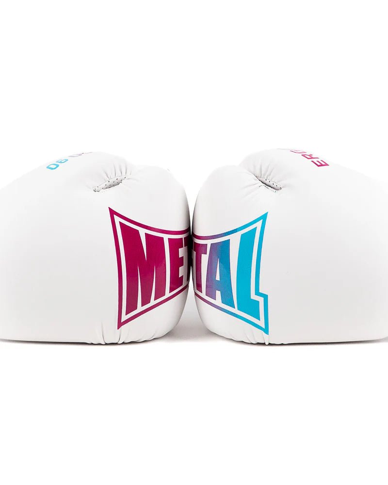 Detalhe das luvas brancas Miami Vibe colocadas lado a lado que completam o logotipo da Metal Boxe.