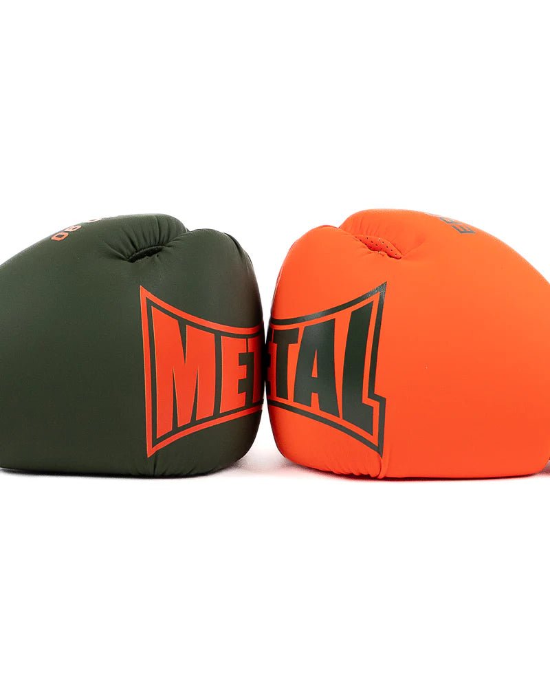 Detalhe gráfico de Metal Boxing nas luvas Ergo 90 verdes e laranja combinadas.