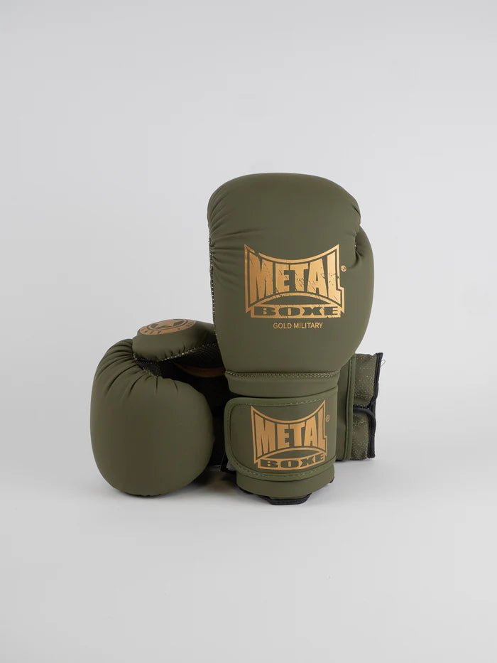 Vedere frontală a mănușilor militare de box de metal de culoare kaki din PU Curtex