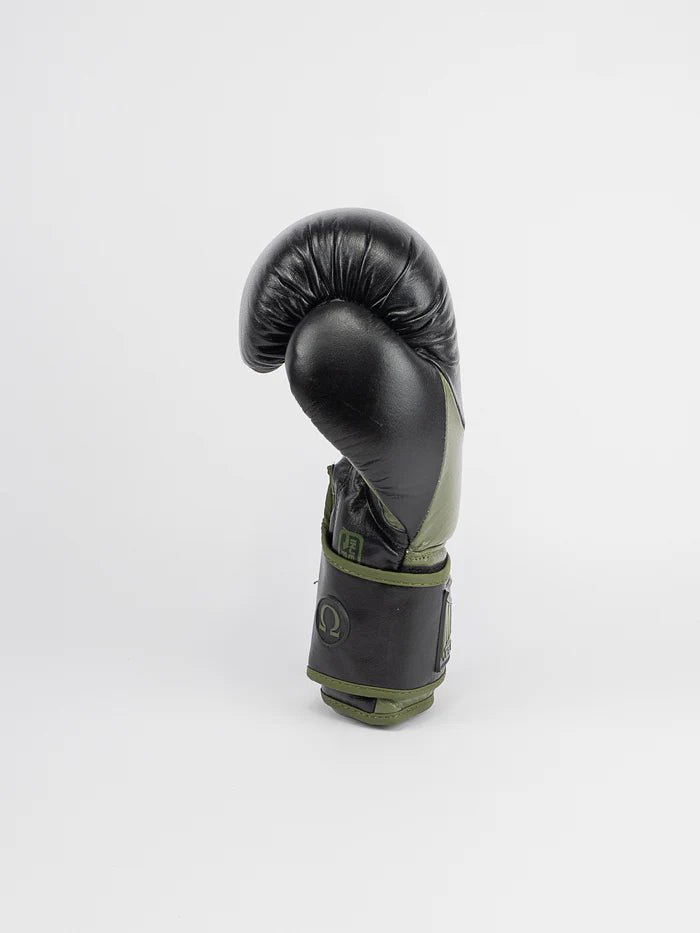 Vedere laterală a mănușilor Omega kaki negre, detaliu de protecție a încheieturii mâinii