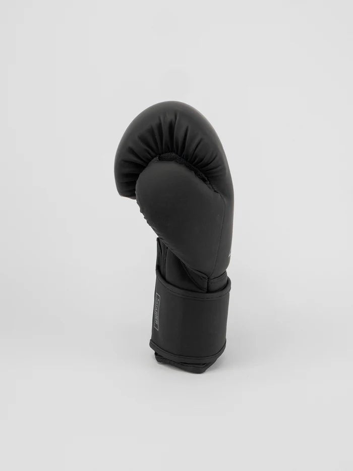 Sidovy av Metal Boxing Starter svarta grå handskar, fokusera på den breda kardborrstängningen