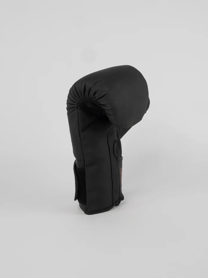 Utsikt över handflatan på de svartröda Metal Boxing Starterhandskar, anatomisk passform