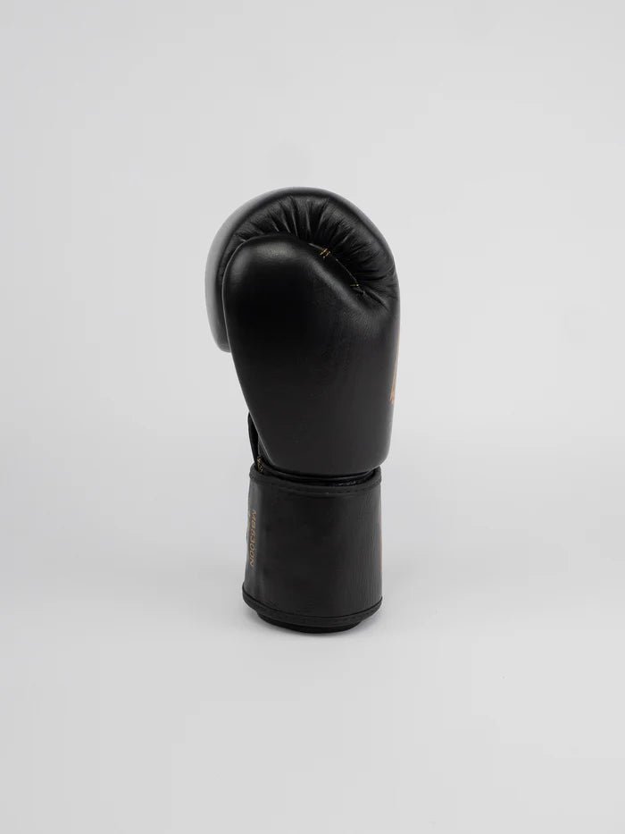 Sidovy av Metal Boxing Thai Series-handskarna, detalj av den förstärkta manschetten och kardborrebandet