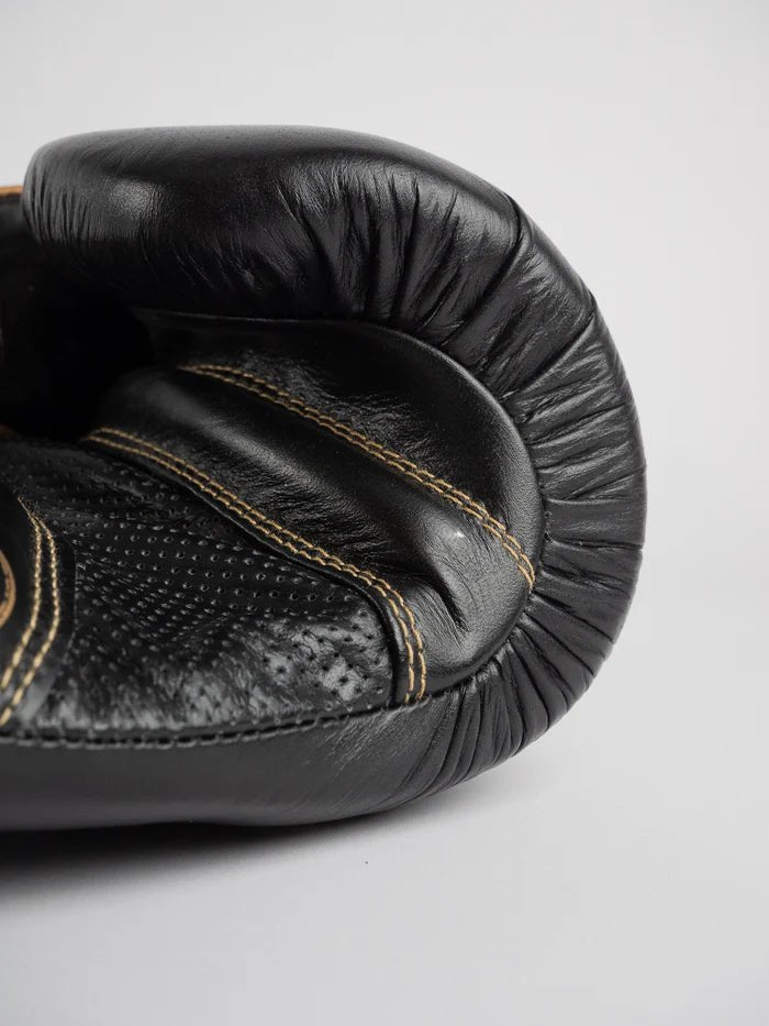 Detaliu mănușă de box metalică Titan black gold, spumă preformată