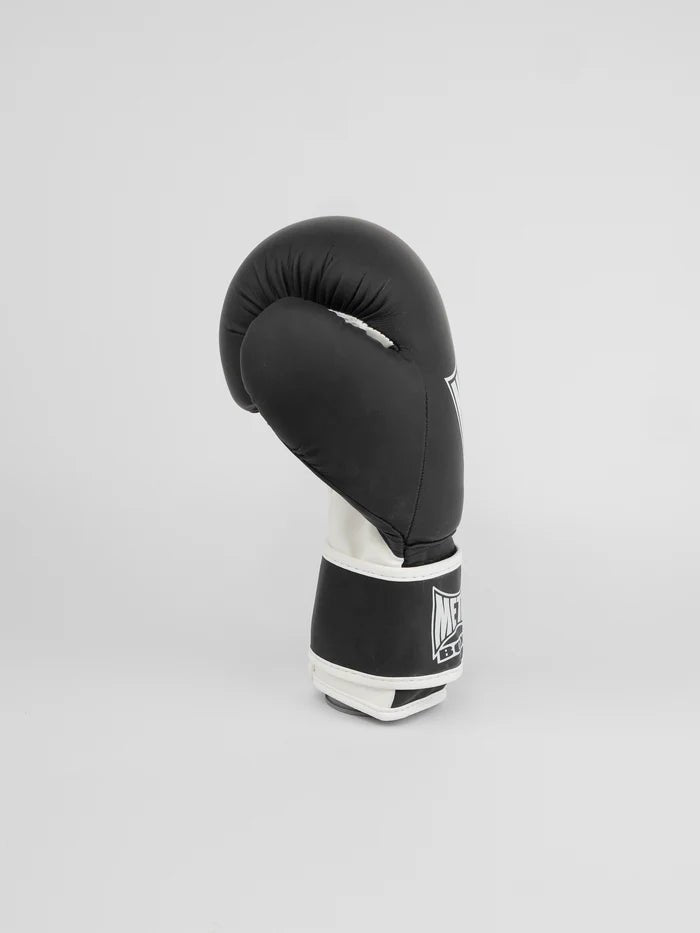 Vista lateral das luvas de Boxe Metal MB200 pretas, espuma protetora injetada