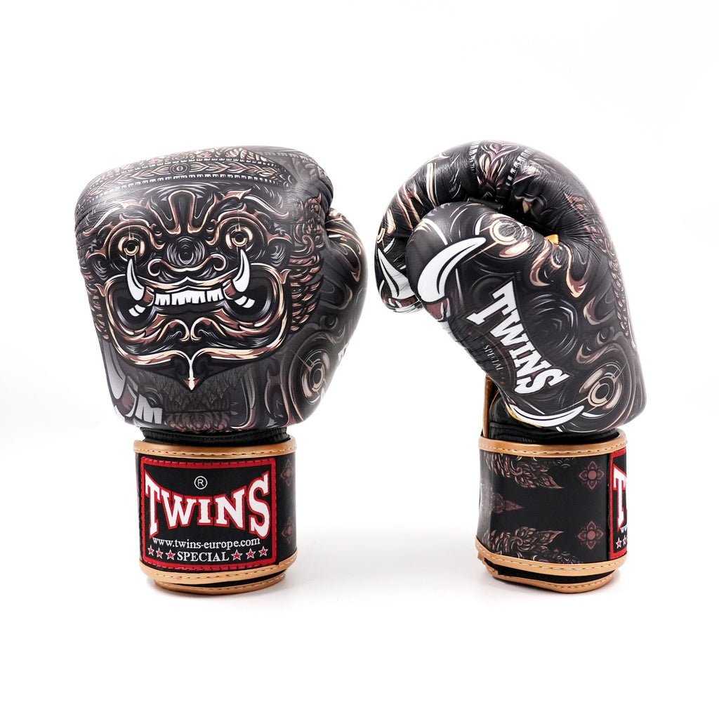 Twins Special BGVL3 Muay Thai-handskar med traditionell Yaktai-grafik framifrån.