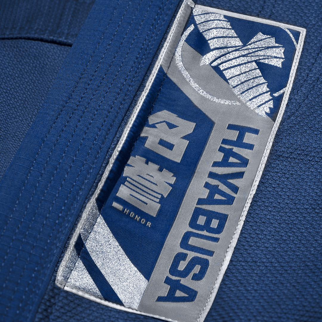 Détail de l'écriture Hayabusa et des symboles kanji sur le kimono bleu marine