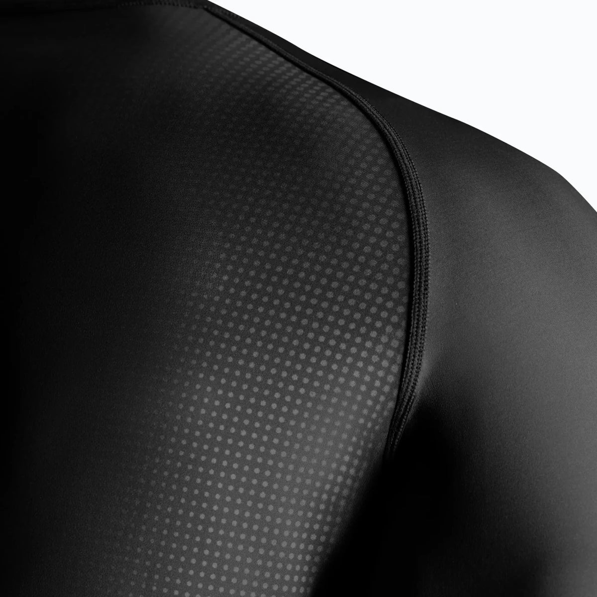 Vue arrière du rashguard technique Hayabusa Core, couleur noire.