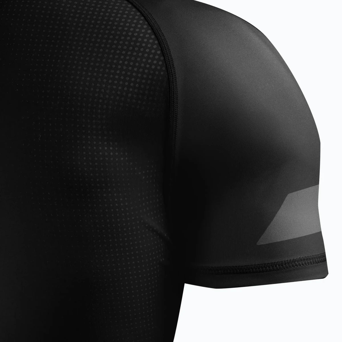 Rashguard compressif noir Hayabusa, coupe latérale.