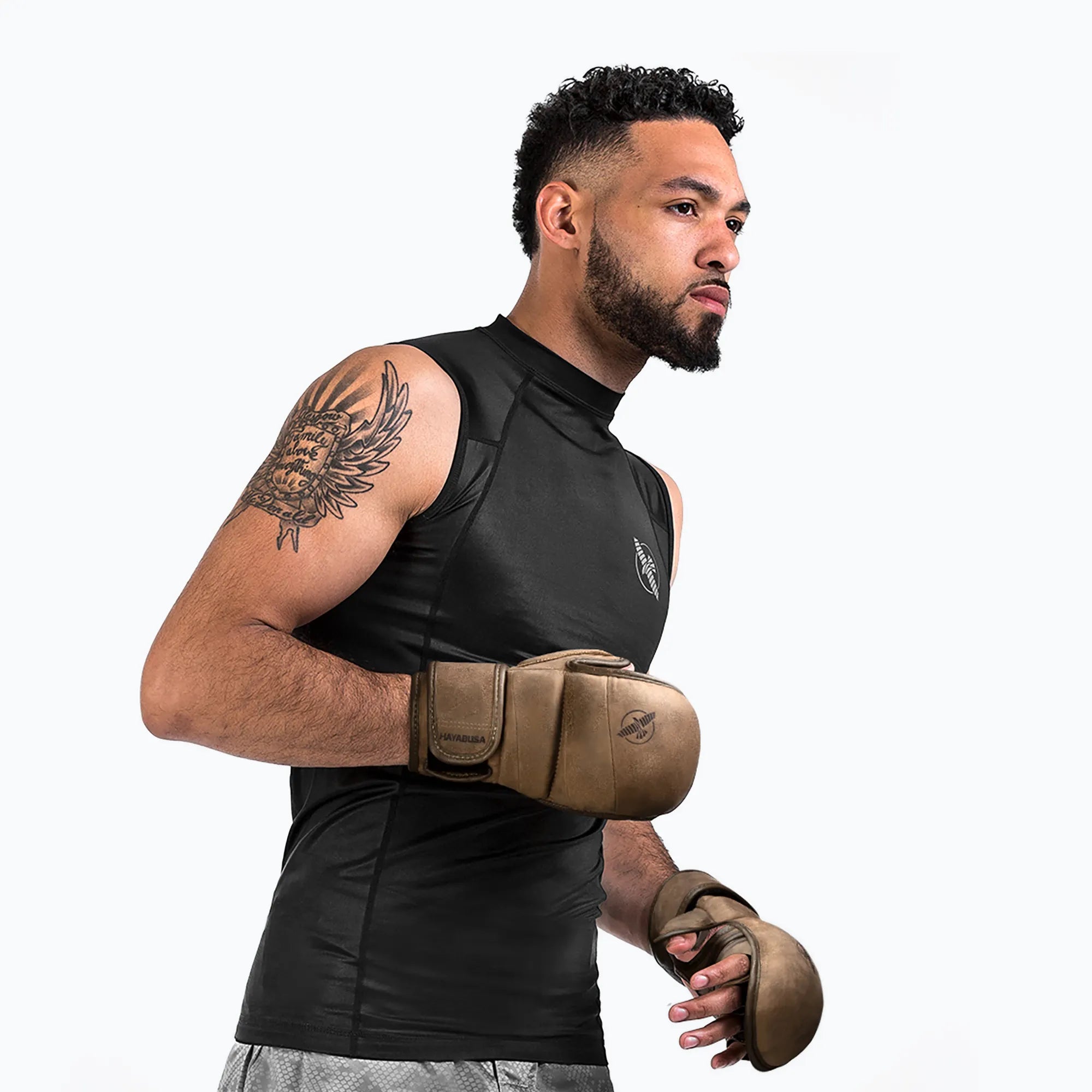 Dettaglio della grana della vera pelle artigianale dei guanti Hayabusa LX.