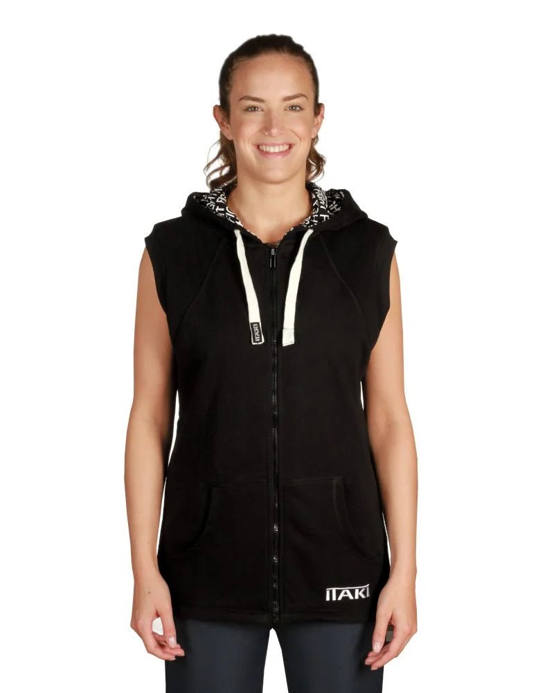 Vue de face du sweat à capuche sans manches pour femme Itaki, design ergonomique idéal pour le sport et le fitness