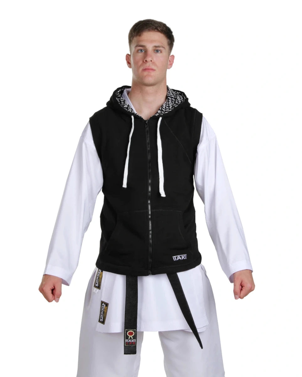 Gros plan sur le devant du sweat à capuche sans manches pour hommes Itaki, couleur sportive avec logo