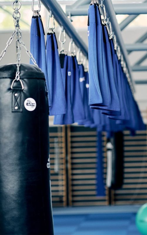 Ett par Moskito Gym Judo Grip Trainers hängande i viktrummet för dragövningar