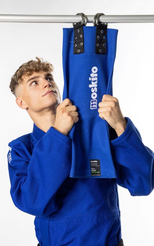 Atlettränar med Moskito Gym Judo Grip Trainer för att stärka hans underarmar