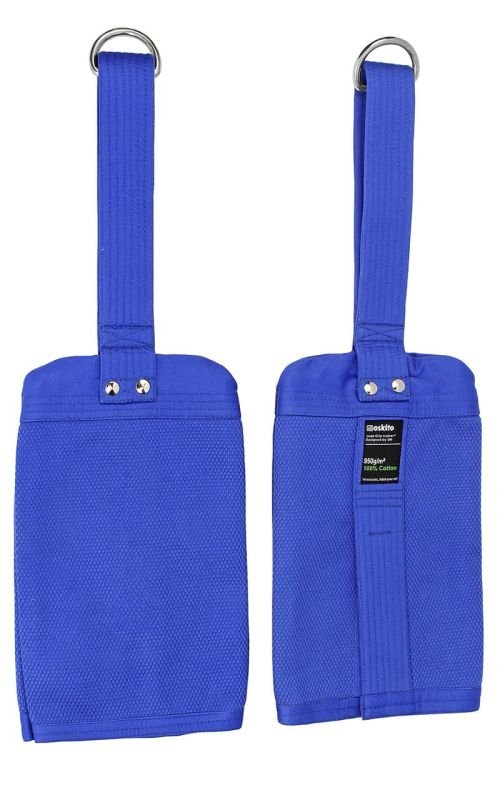 Platt vy framifrån av den blå Judo Grip Trainer Moskito Multi, detalj av materialet
