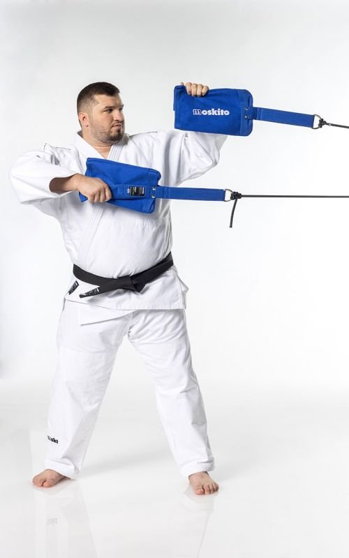 Atlet som använder den blå Judo Grip Trainer Moskito Multi för funktionell greppträning