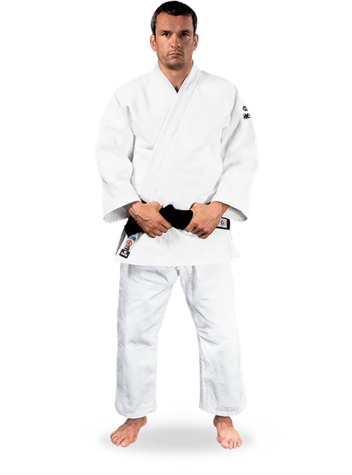 Judogi Daedo Elite wit 690 gsm vooraanzicht compleet met jas en broek voor wedstrijden.