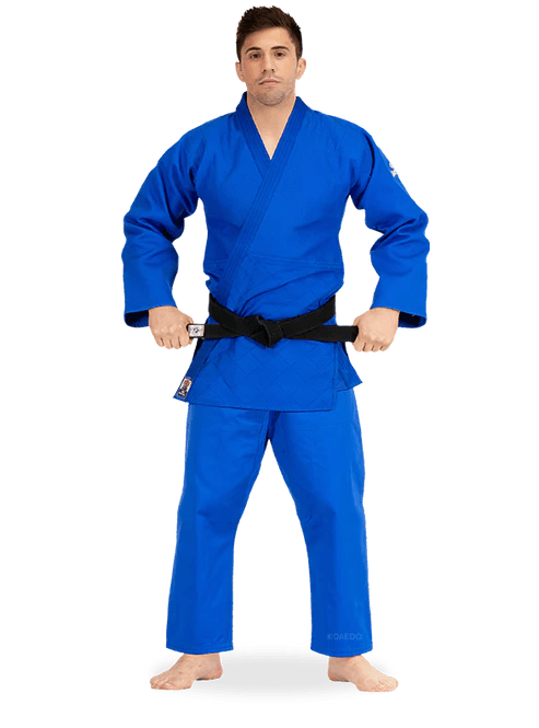 Judogi Daedo Elite blauw 690 gsm vooraanzicht voor professionele atleten en officiële wedstrijden.